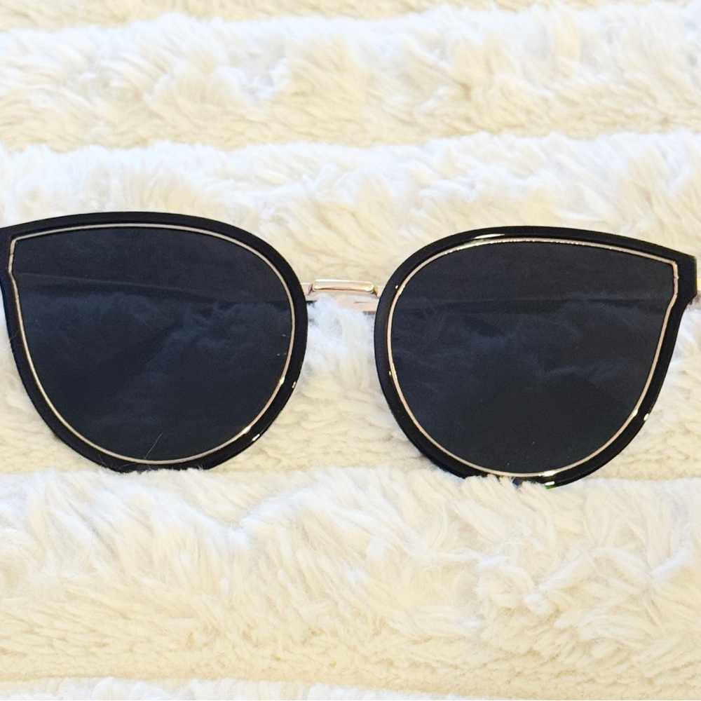 Chic Black Sunglasses